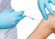 Prvi v vrsti za cepljenje so starejši in najbolj izpostavljeni zdravstveni delavci