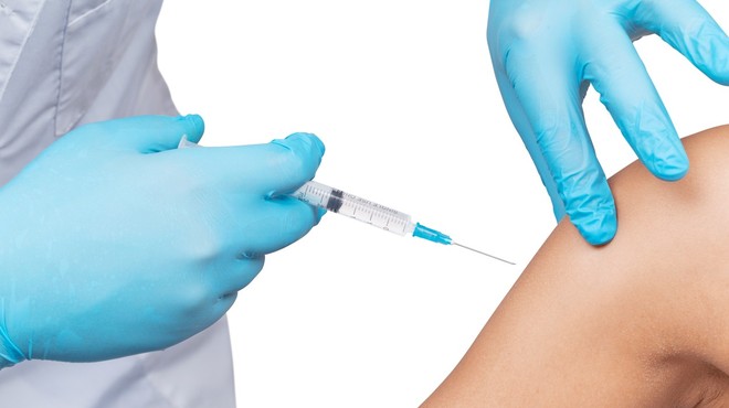 Prvi v vrsti za cepljenje so starejši in najbolj izpostavljeni zdravstveni delavci (foto: profimedia)