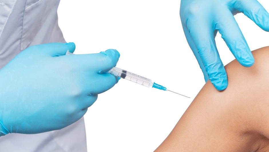 
                            Prvi v vrsti za cepljenje so starejši in najbolj izpostavljeni zdravstveni delavci (foto: profimedia)
