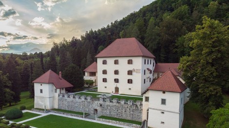 Zdravstveni inšpektorat bo preiskal druženje Sove v večernih oblekah pod baklami na gradu Strmol