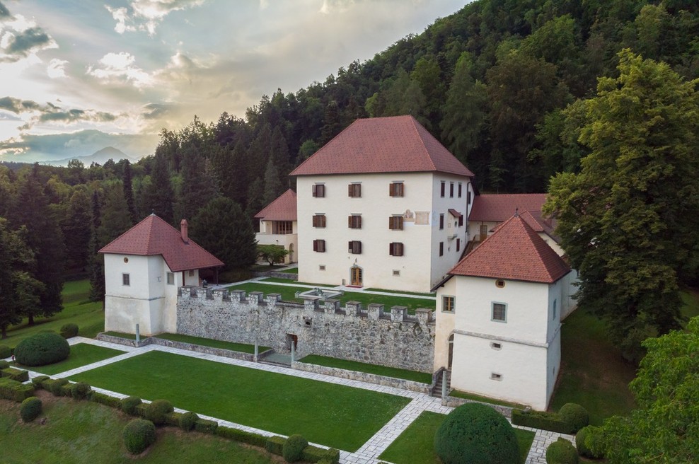 Zdravstveni inšpektorat bo preiskal druženje Sove v večernih oblekah pod baklami na gradu Strmol (foto: profimedia)