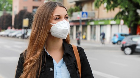 V nedeljo ob 1446 testih potrdili 395 okužb, delež pozitivnih testov 27,3-odstoten