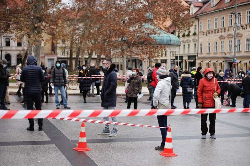 Zaradi velikega zanimanja v sredo organiziranih več mest za hitro testiranje (foto: Daniel Novakovič/STA)