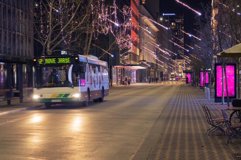 Vlada večino ukrepov za pomoč gospodarstvu podaljšala, tudi temeljni dohodek za samozaposlene (foto: Shutterstock)