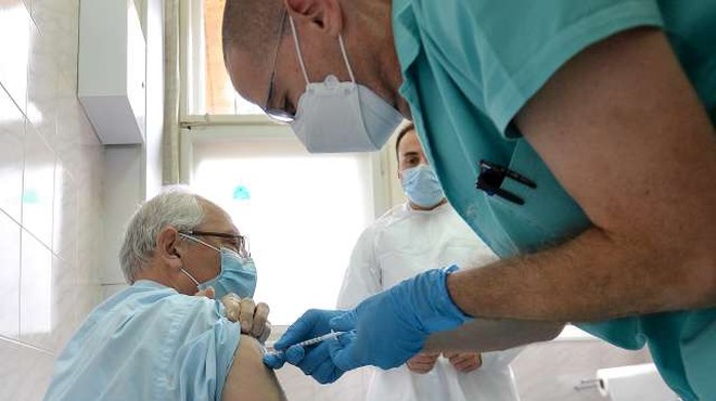 V Srbiji začeli cepljenje proti covidu-19, na Hrvaškem 2233 okužb (foto: Tanjug/STA)
