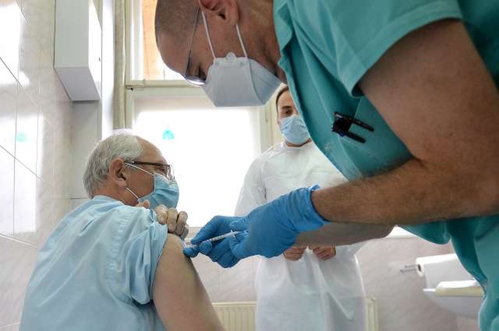 V Srbiji začeli cepljenje proti covidu-19, na Hrvaškem 2233 okužb (foto: Tanjug/STA)