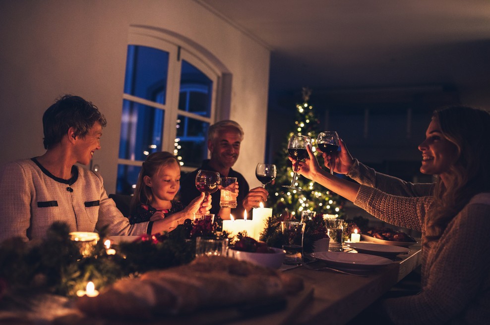Danes za 36 ure začasno sproščeno gibanje med občinami, odprte ponovno le najnujnejše trgovine (foto: Shutterstock)
