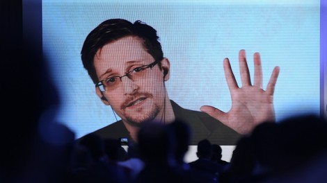 Žvižgač Edward Snowden, ki z ženo živi v Rusiji. je postal očka