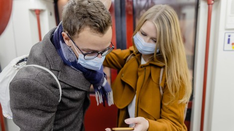 V petek med 1461 testi 365 pozitivnih, umrlo 25 obolelih