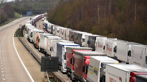Britanci med tovornjakarji, ki čakajo na prehod v Francijo, potrdili 36 okuženih