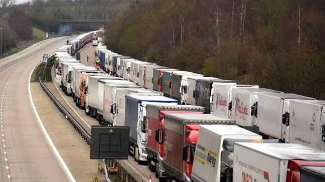 Britanci med tovornjakarji, ki čakajo na prehod v Francijo, potrdili 36 okuženih (foto: profimedia)