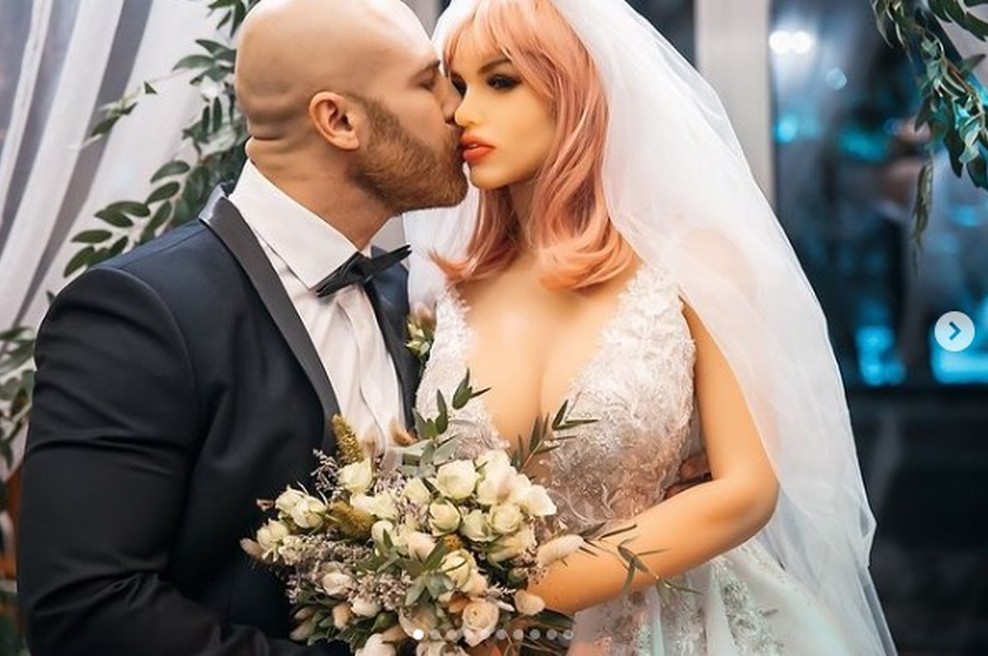 Bodibilder, ki se je poročil z lutko, ima med prazniki nepričakovane težave (foto: Instagram: @yurii_tolochko)