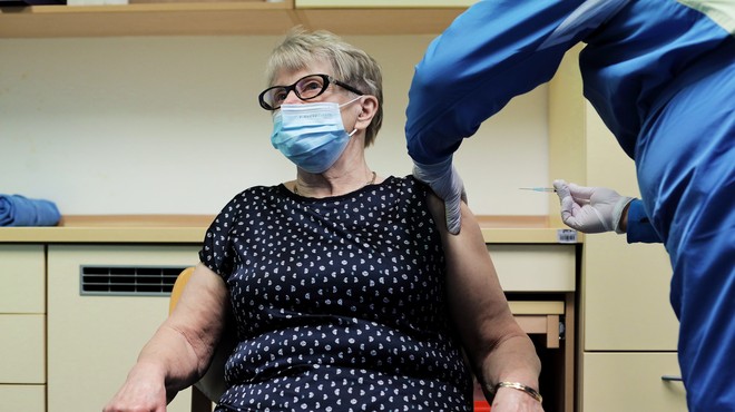 Cepljenje proti covidu-19 Slovenija začela v domovih za starejše (foto: Vlada RS)