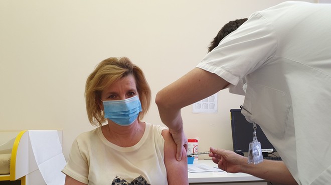 Bojana Beović: Navdušena sem, da smo že v letošnjem letu pričeli s cepljenjem (foto: Twitter/UKC Ljubljana)