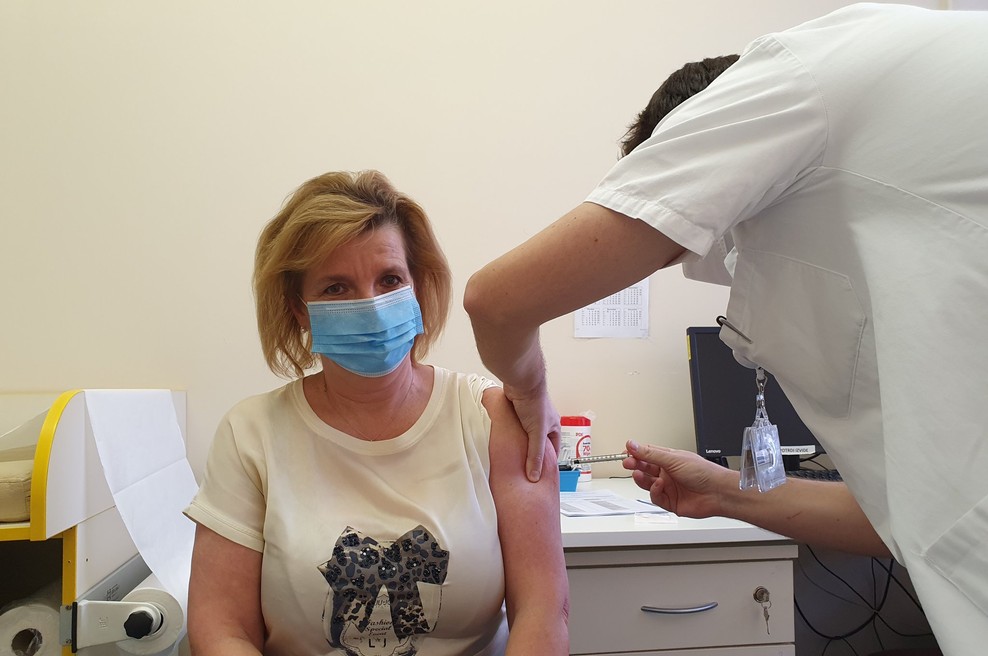 Bojana Beović: Navdušena sem, da smo že v letošnjem letu pričeli s cepljenjem (foto: Twitter/UKC Ljubljana)