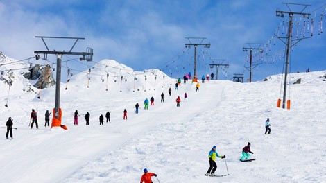 Britanski turisti čez noč ušli iz hotelske  karantene v Švici