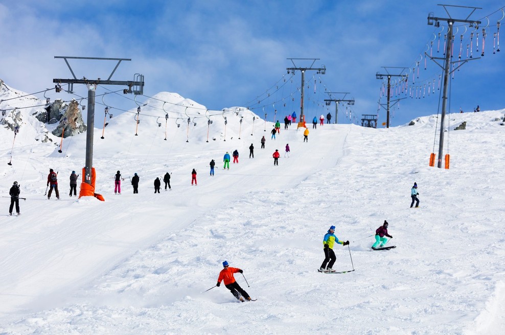 Britanski turisti čez noč ušli iz hotelske  karantene v Švici (foto: profimedia)