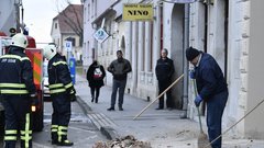 Na Hrvaškem v potresih poškodovanih več kot sto objektov, največ na območju Siska in Petrinje (foto)