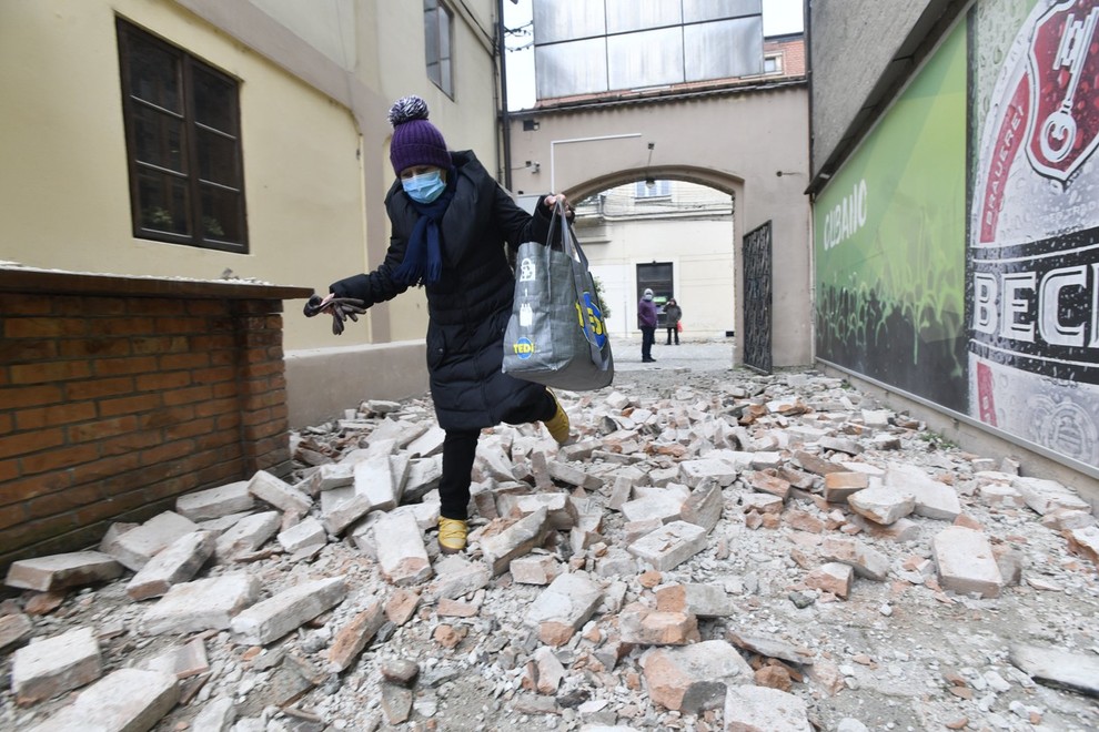 Na Hrvaškem v potresih poškodovanih več kot sto objektov, največ na območju Siska in Petrinje (foto)