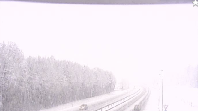 Na Gorenjskem močno sneženje, na primorski avtocesti zdrsi tovornjakov (foto: Dars nadzorne kamere)