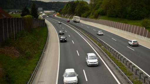 Na slovenskih avtocestah predvsem zaradi osebnih vozil občuten upad prometa