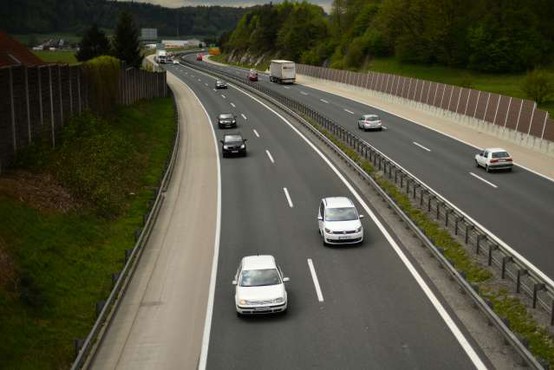 Na slovenskih avtocestah predvsem zaradi osebnih vozil občuten upad prometa