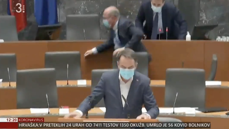 Poslanci prekinili sejo, ko je zaradi potresa začelo tresti tudi zgradbo parlamenta (video)