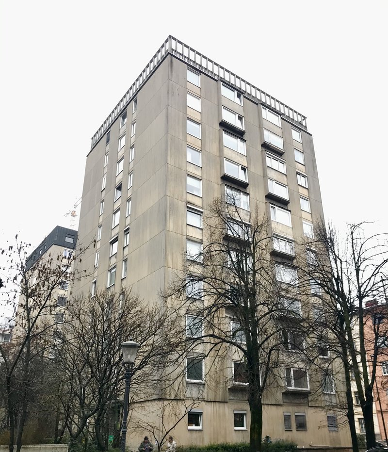 Lokacija B: Pražakova ulica 6. Leto izgradnje 1962, 10 nadstropij.