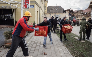 Žalostni posnetki iz porušenega mesta Petrinje (foto)