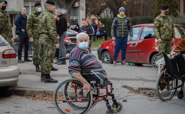 Žalostni posnetki iz porušenega mesta Petrinje (foto)