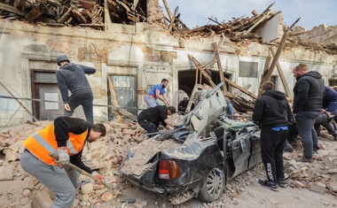 Žalostni posnetki iz porušenega mesta Petrinje (foto)