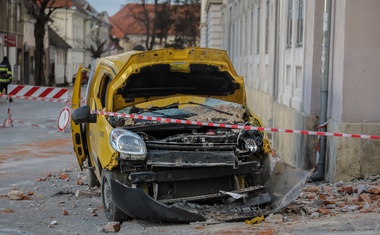 Žalostni posnetki iz porušenega mesta Petrinje (foto)