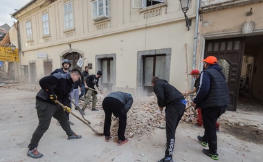 Žalostni posnetki iz porušenega mesta Petrinje (foto)