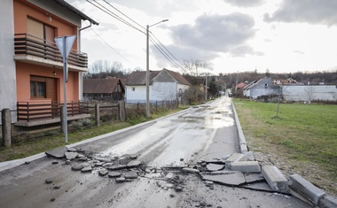 Žalostni posnetki iz porušenega mesta Petrinje (foto)