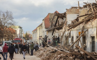 Žalostni posnetki iz porušenega mesta Petrinje (foto)