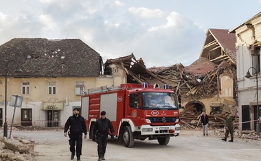 Žalostni posnetki iz porušenega mesta Petrinje (foto)