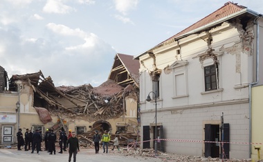 Žalostni posnetki iz porušenega mesta Petrinje (foto)