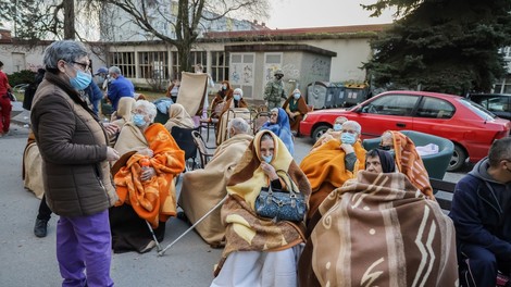 Žalostni posnetki iz porušenega mesta Petrinje (foto)