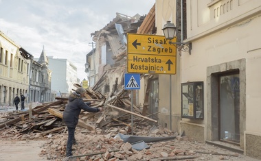 Žalostni posnetki iz porušenega mesta Petrinje (foto)