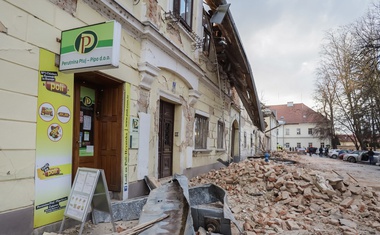 Žalostni posnetki iz porušenega mesta Petrinje (foto)