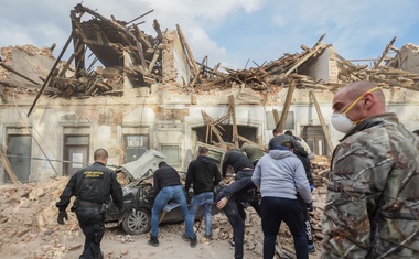 Žalostni posnetki iz porušenega mesta Petrinje (foto)