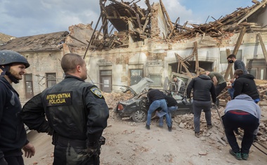 Žalostni posnetki iz porušenega mesta Petrinje (foto)