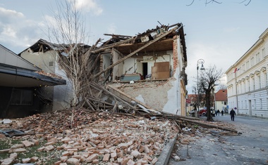 Žalostni posnetki iz porušenega mesta Petrinje (foto)