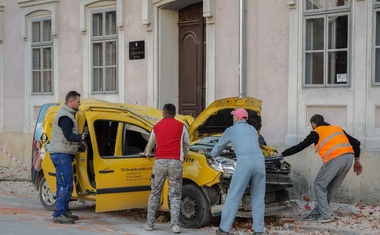 Žalostni posnetki iz porušenega mesta Petrinje (foto)