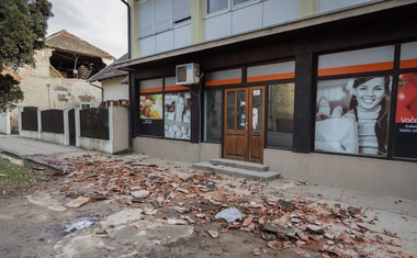 Žalostni posnetki iz porušenega mesta Petrinje (foto)