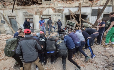 Žalostni posnetki iz porušenega mesta Petrinje (foto)