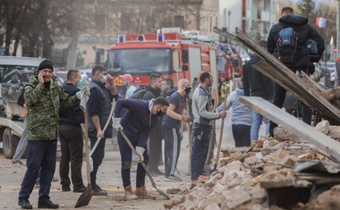 Žalostni posnetki iz porušenega mesta Petrinje (foto)