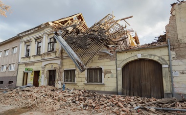 Žalostni posnetki iz porušenega mesta Petrinje (foto)