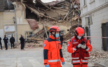 Žalostni posnetki iz porušenega mesta Petrinje (foto)