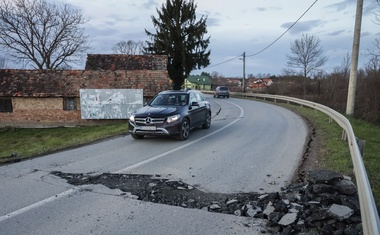 Žalostni posnetki iz porušenega mesta Petrinje (foto)